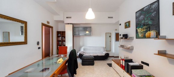 2-salle Appartement à Monza, Italy No. 32082 12