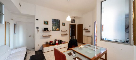 2-salle Appartement à Monza, Italy No. 32082 14