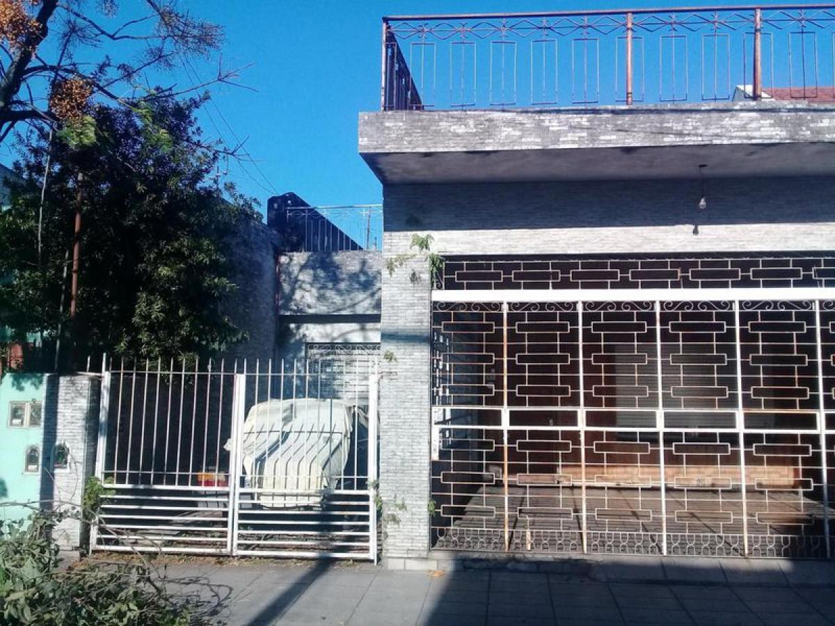 Casa de 4 dormitorios en General San Martín, Argentina No. 16850