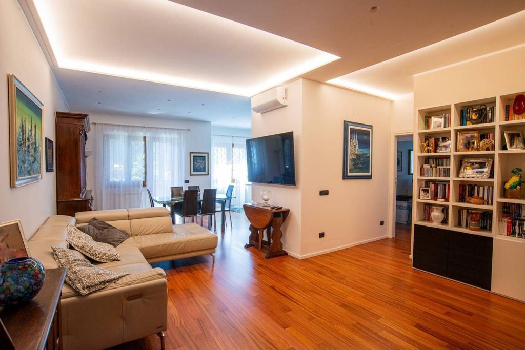 3 bedrooms Apartment in Rome, Italy No. 367843