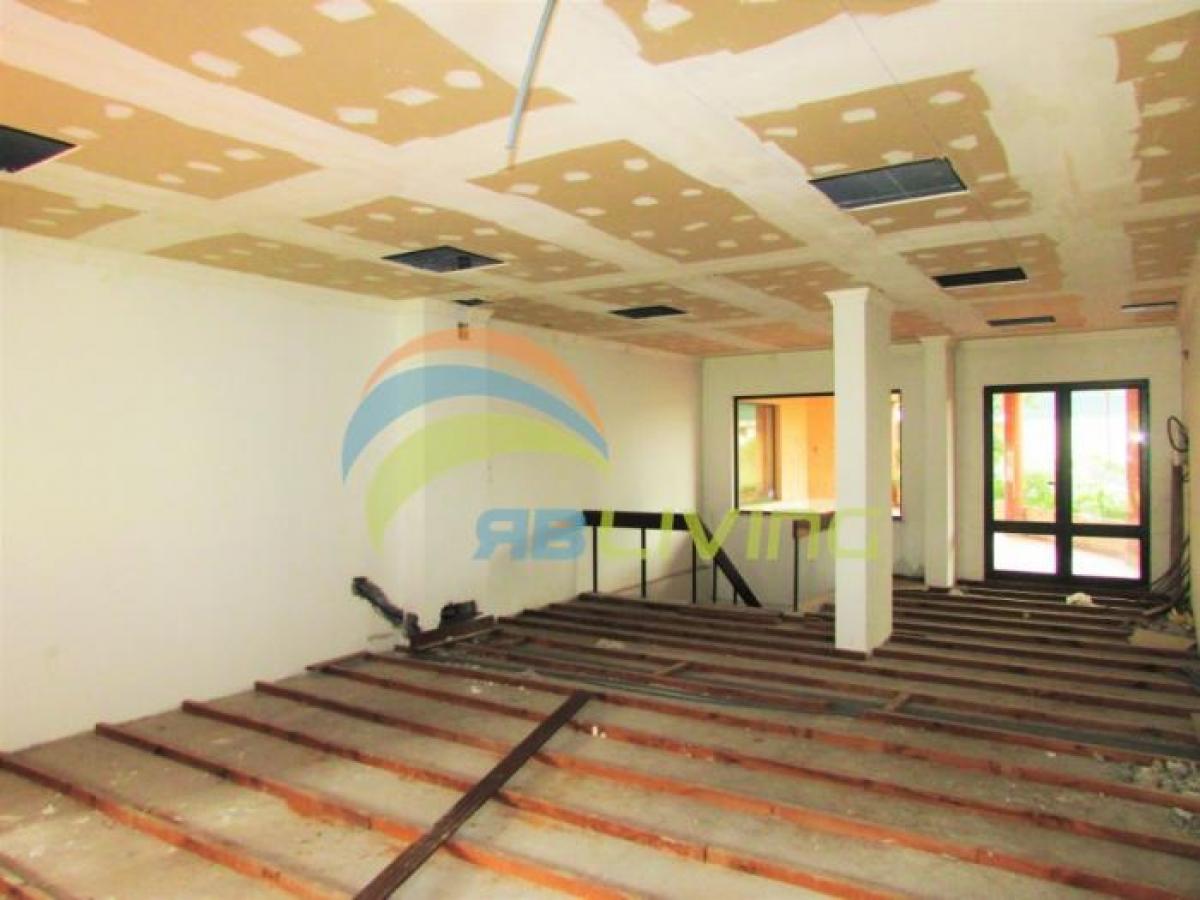 127m² Shop in Funchal, Portugal No. 1896