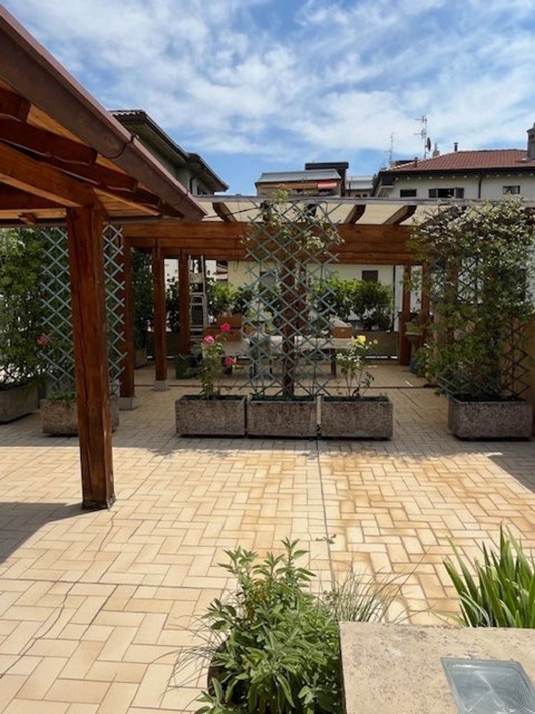 3 rooms Apartment in Bergamo, Italy No. 285186