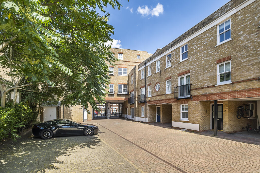 3 bedrooms House in London, United Kingdom No. 14036