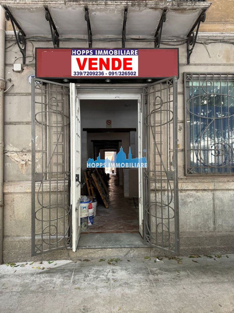 130m² Commercial property in Palermo, Italy No. 131523