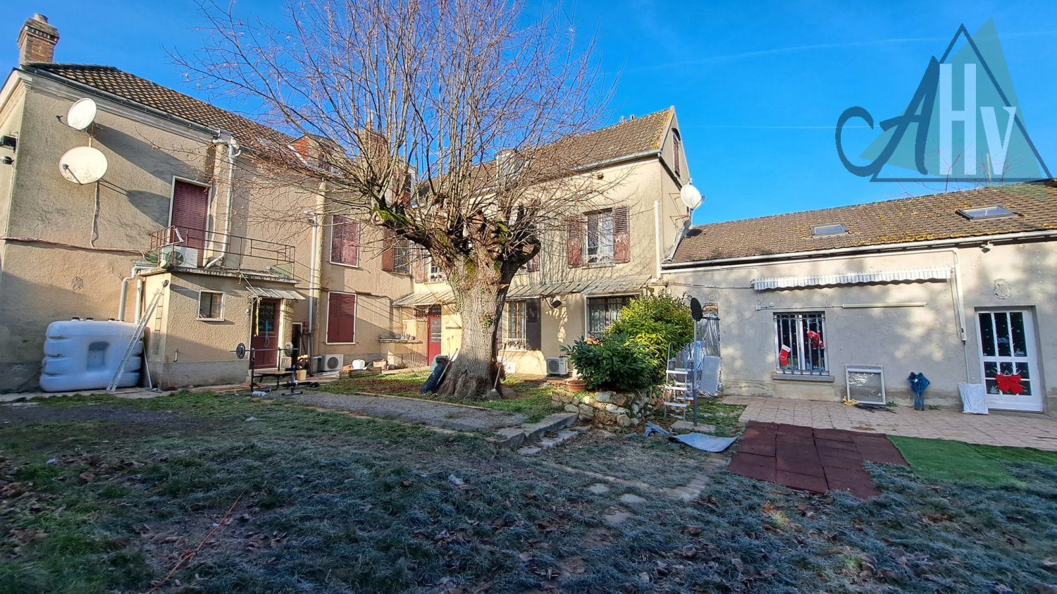 9 bedrooms House in Villeneuve-la-Guyard, France No. 203159
