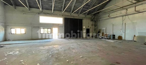 Склад с 3 комнатами в Изола дель Кантоне, Италия № 170259 3