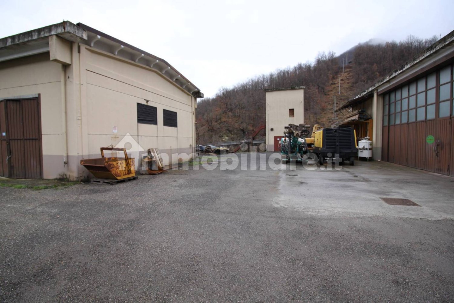 Склад с 3 комнатами в Изола дель Кантоне, Италия № 170259