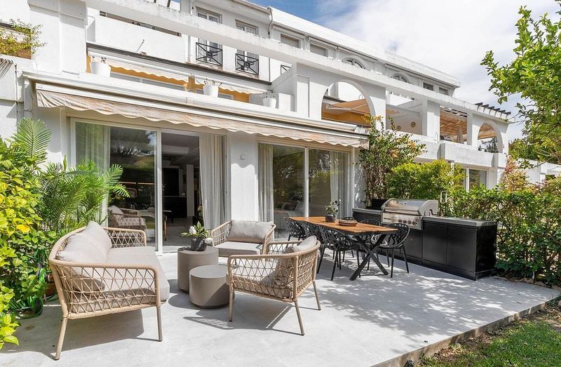 3 bedrooms Apartment in La Quinta, Spain No. 230025