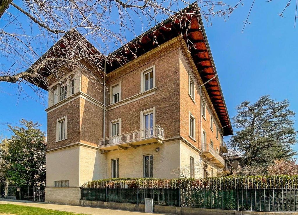 4 bedrooms Apartment in Turin, Italy No. 87500