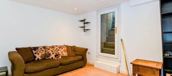 House in Barnstaple, United Kingdom No. 2092 5