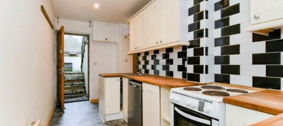 House in Barnstaple, United Kingdom No. 2092 9