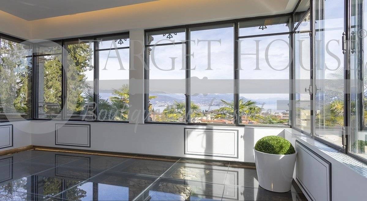 5 bedrooms Villa in Stresa, Italy No. 132562