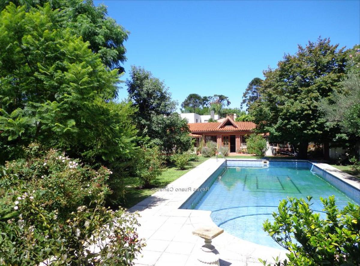 4 bedrooms House in Montevideo, Uruguay No. 9400