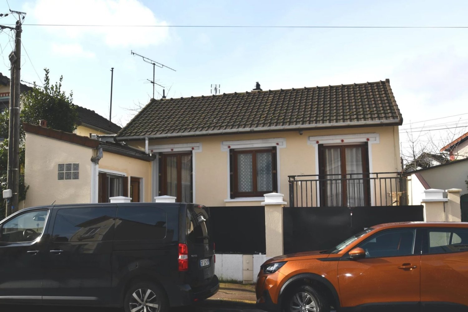 Villa de 2 dormitorios en Les Pavillons-sous-Bois, France No. 180291