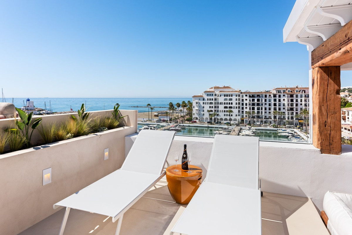 4 bedrooms Penthouse in Malaga, Spain No. 143285