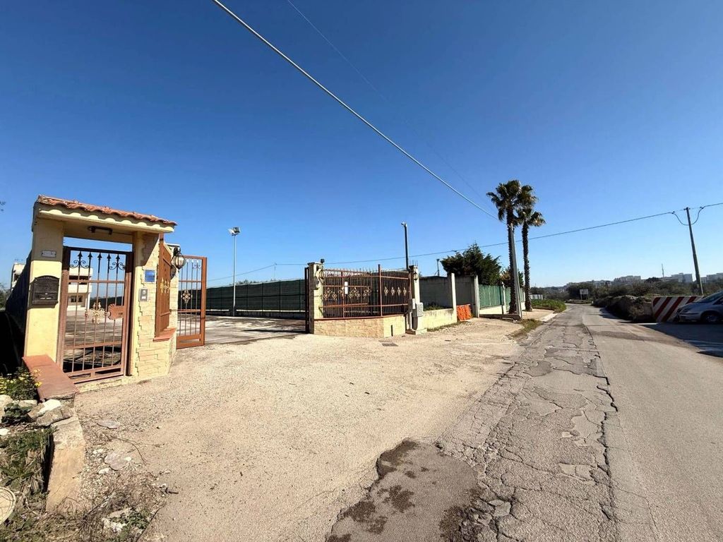 2 bedrooms Villa in Barletta, Italy No. 17909