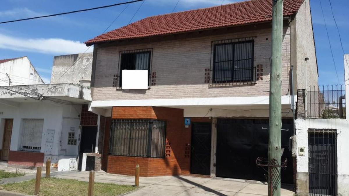 3 bedrooms House in Lanus, Argentina No. 6057