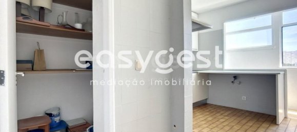 3 bedrooms Apartment in Lisbon, Portugal No. 81758 7