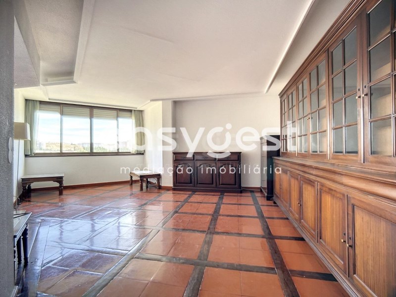 3 bedrooms Apartment in Lisbon, Portugal No. 81758