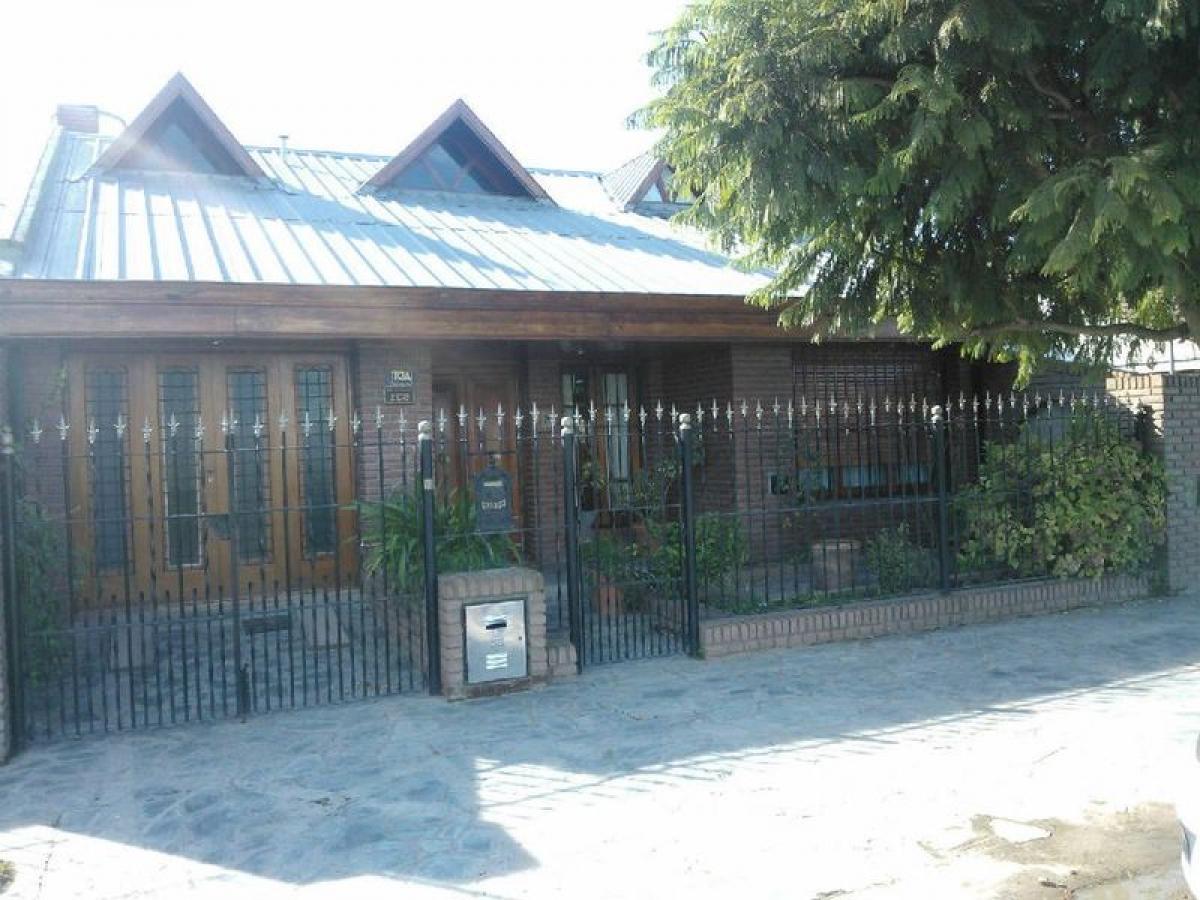 3 bedrooms House in Mar del Plata, Argentina No. 101148