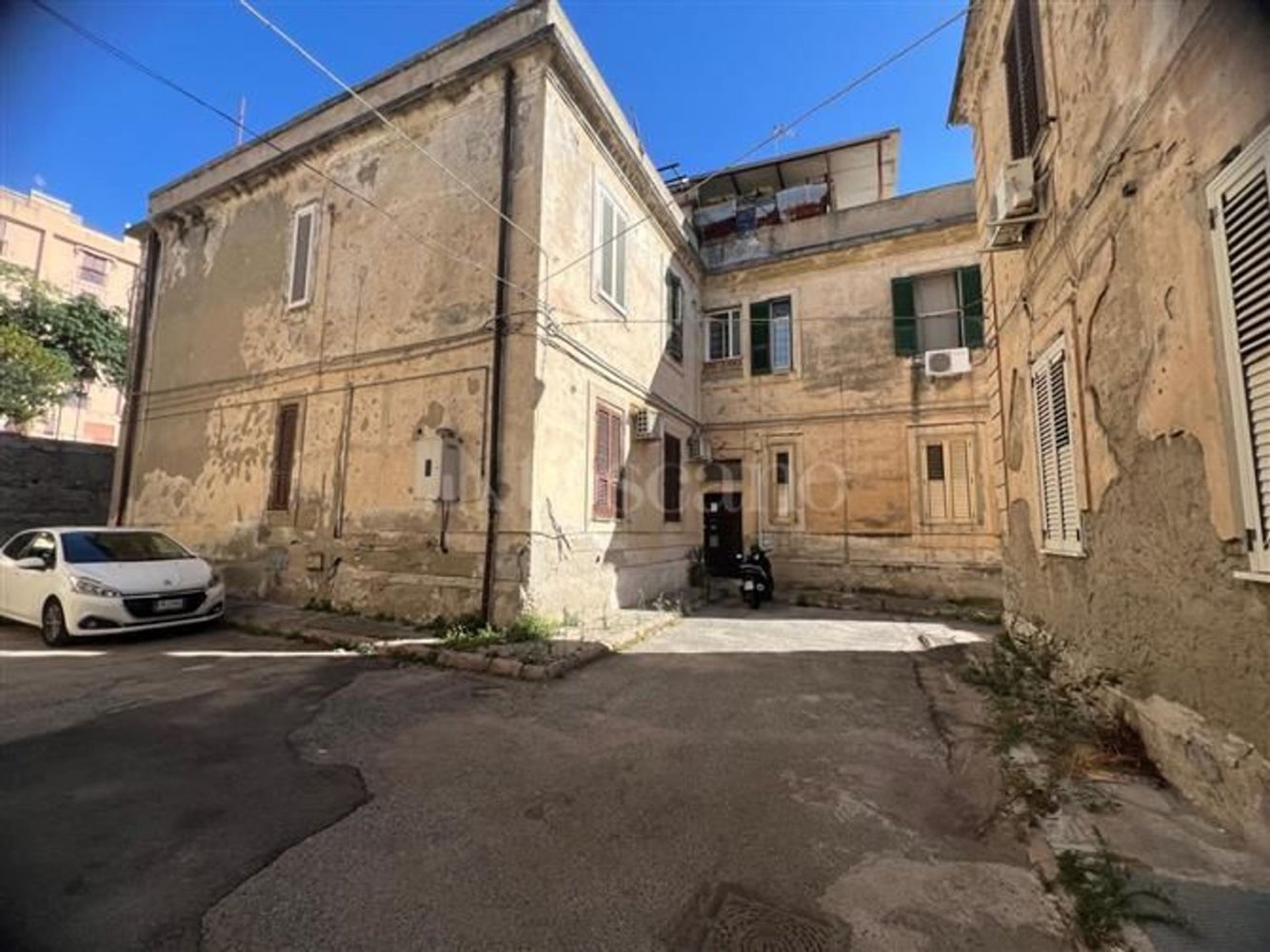 5 bedrooms Apartment in Reggio Calabria, Italy No. 377527