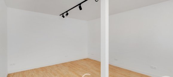 Studio in Paris, France No. 172787 11