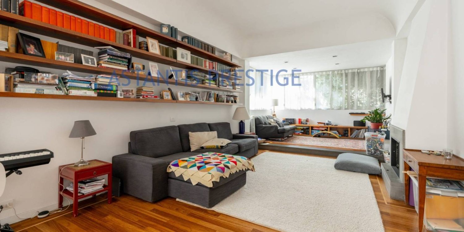 3 bedrooms Apartment in Milan, Italy No. 352224