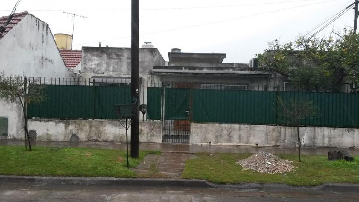 Casa de 2 dormitorios en Morón, Argentina No. 80887