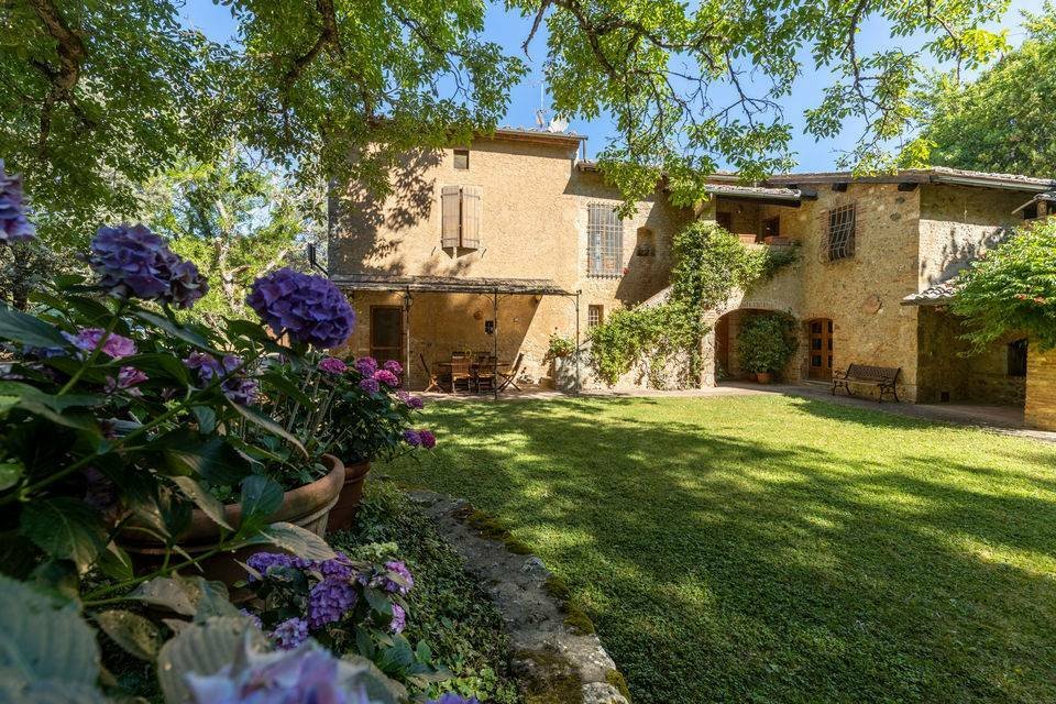 5 bedrooms Villa in Siena, Italy No. 225999