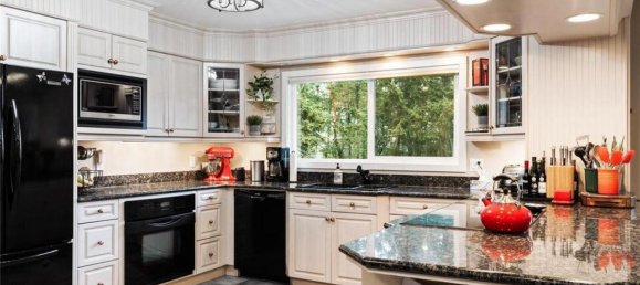 3 bedrooms House in British Columbia, Canada No. 1162 10