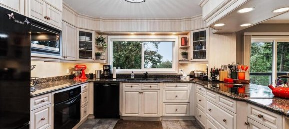 3 bedrooms House in British Columbia, Canada No. 1162 11