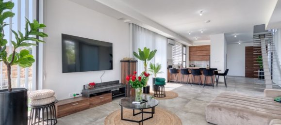 4 bedrooms Villa in Aradippou, Cyprus No. 9453 5