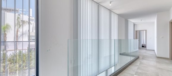 Вилла с 4 спальнями в Арадипу, Ларнака, Кипр № 9453 8