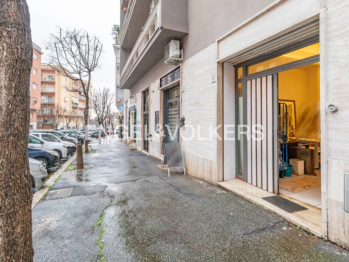 2 rooms Commercial property in Rome, Italy No. 103836