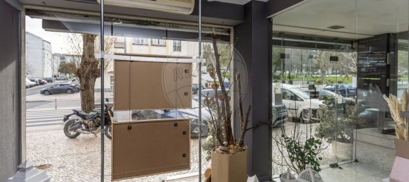 204m² Commercial property in Setubal, Portugal No. 75187 13