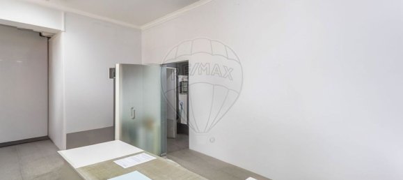 204m² Commercial property in Setubal, Portugal No. 75187 17