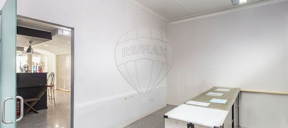 204m² Commercial property in Setubal, Portugal No. 75187 16