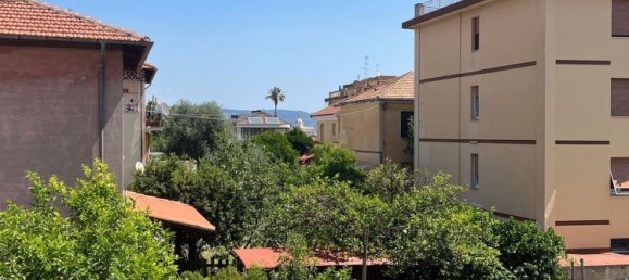 Квартира с 4 спальнями в Лоано, Италия № 334725 9