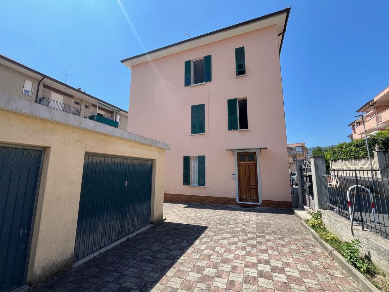 Квартира с 4 спальнями в Лоано, Италия № 334725