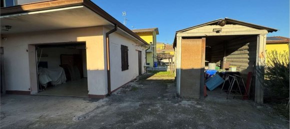 8 rooms House in Cavezzo, Italy No. 88804 48