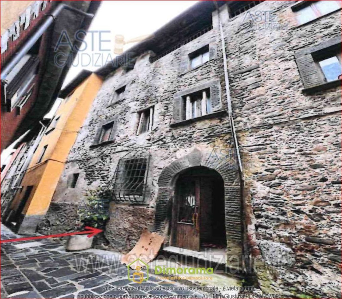 7 rooms Apartment in Gallicano, Italy No. 189302