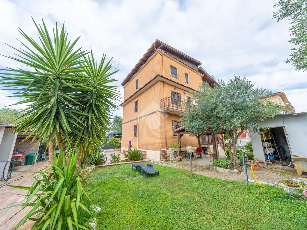 Квартира с 3 спальнями в Рим, Италия № 291897