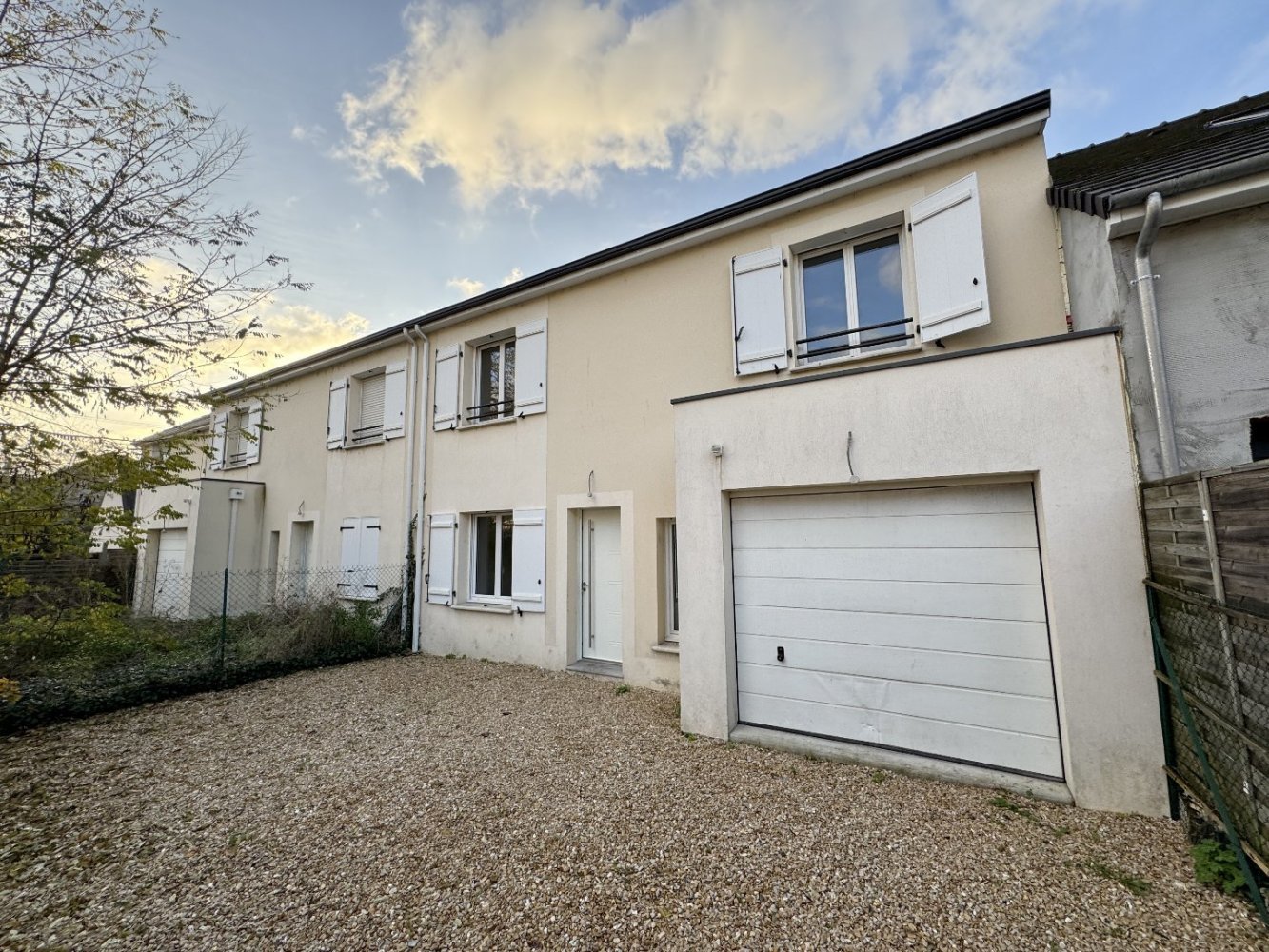 Casa de 3 dormitorios en Saint-Jean-de-la-Ruelle, France No. 153179