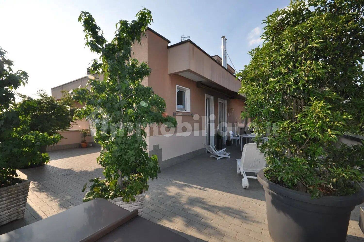 Ático de 5 dormitorios en Gallarate, Italy No. 338884