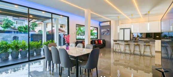 7 bedrooms Villa in Pattaya, Thailand No. 13707 2