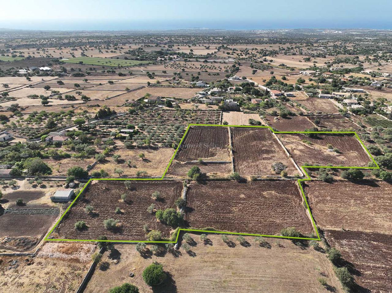 Земельный участок с 4 комнатами в Модика, Италия № 238088