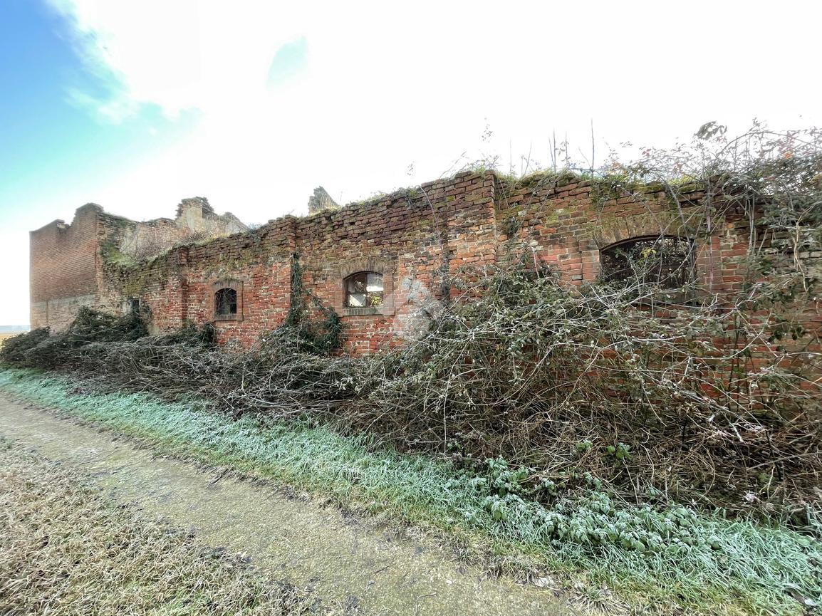 6 rooms House in Cornale e Bastida, Italy No. 158003