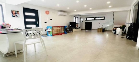 4 bedrooms Villa in Giugliano in Campania, Italy No. 266782 2