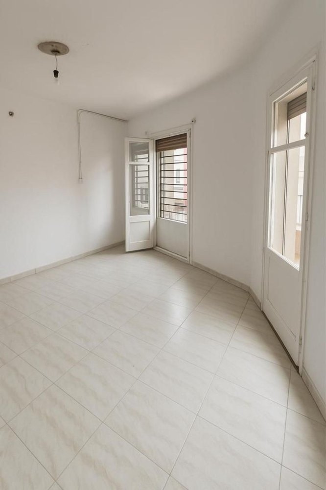 3 Schlafzimmer Wohnung in L'Hospitalet de Llobregat, Spain, Nr. 195601