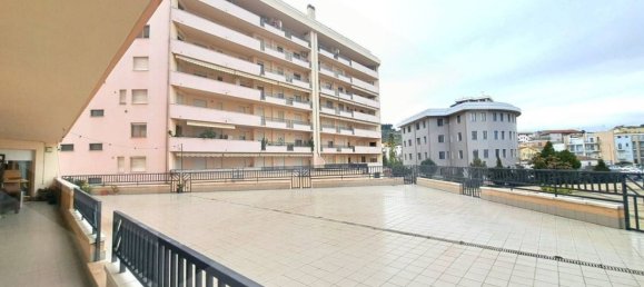 5 rooms Apartment in Pescara, Italy No. 19956 6